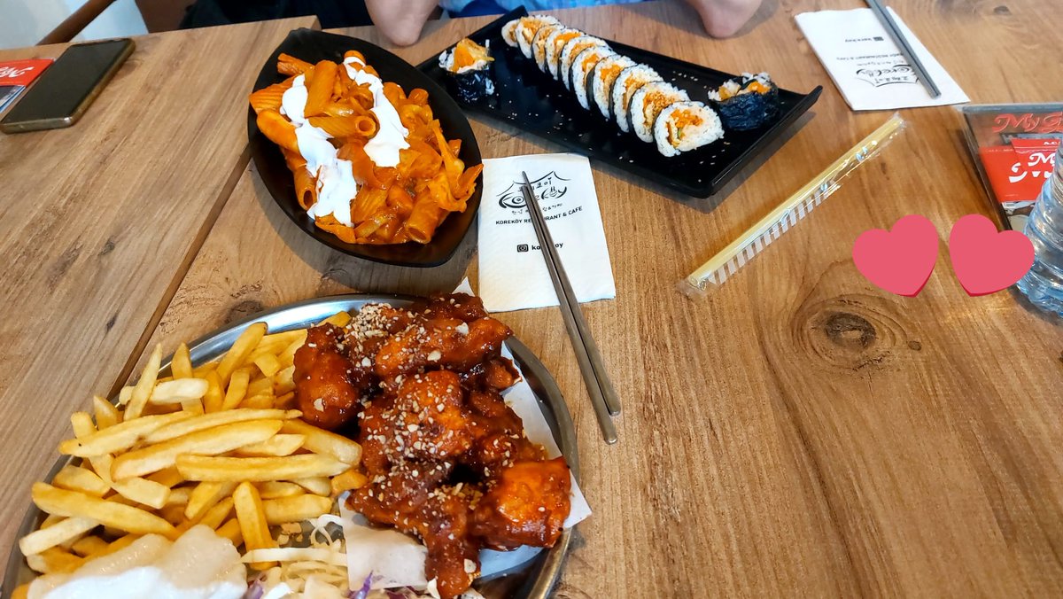 deryaralik's tweet photo. It's the Choice friends that keep me going! Love A.C.E and love my Choice friends 🥰💕💜💘🤩 good times opening albums, looking at photo cards and eating 🫶🏻
#ACE #Choice @official_ACE7 @ElifTheCigkofte @noonation94 https://t.co/fTIbLYLqvd