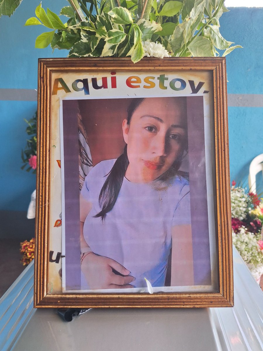 ravila_gtv's tweet photo. AHORA| Familiares le dan el último adiós a Noelia Cruz de 30 años, una de las víctimas del atentado registrado ayer contra los tripulantes de un vehículo en la ruta Fraijanes-Barberena. https://t.co/yajIvGk2jG