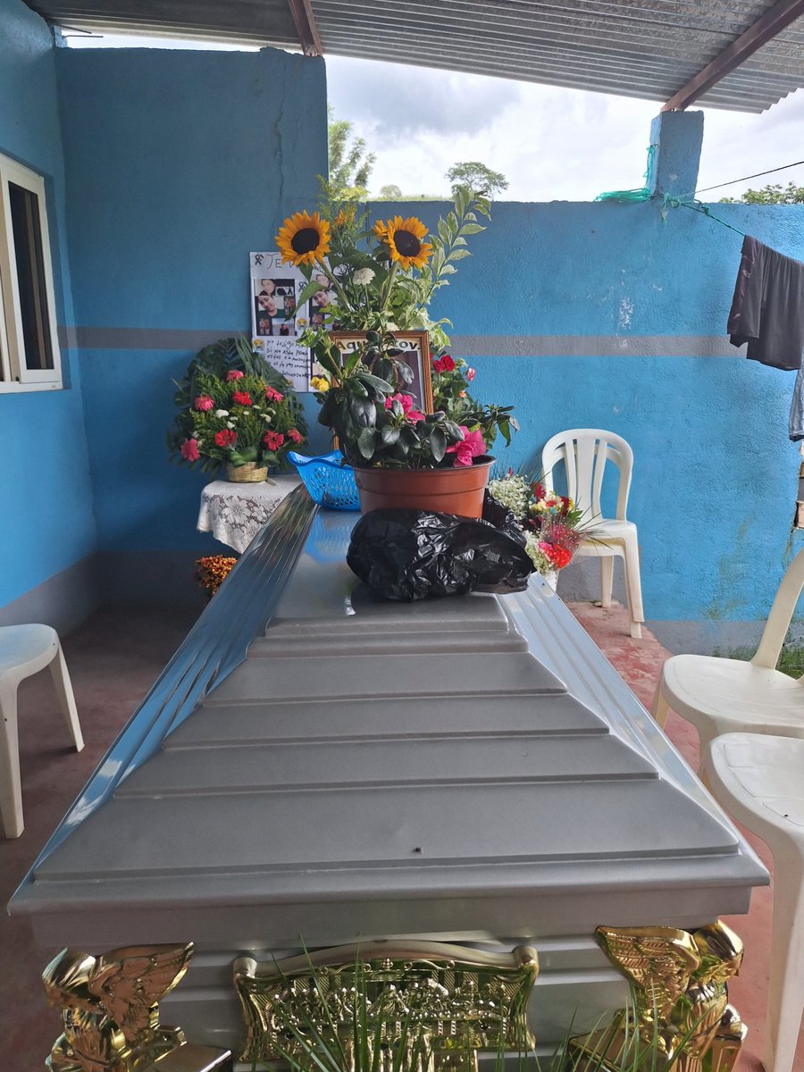 AHORA| Familiares le dan el último adiós a Noelia Cruz de 30 años, una de las víctimas del atentado registrado ayer contra los tripulantes de un vehículo en la ruta Fraijanes-Barberena.