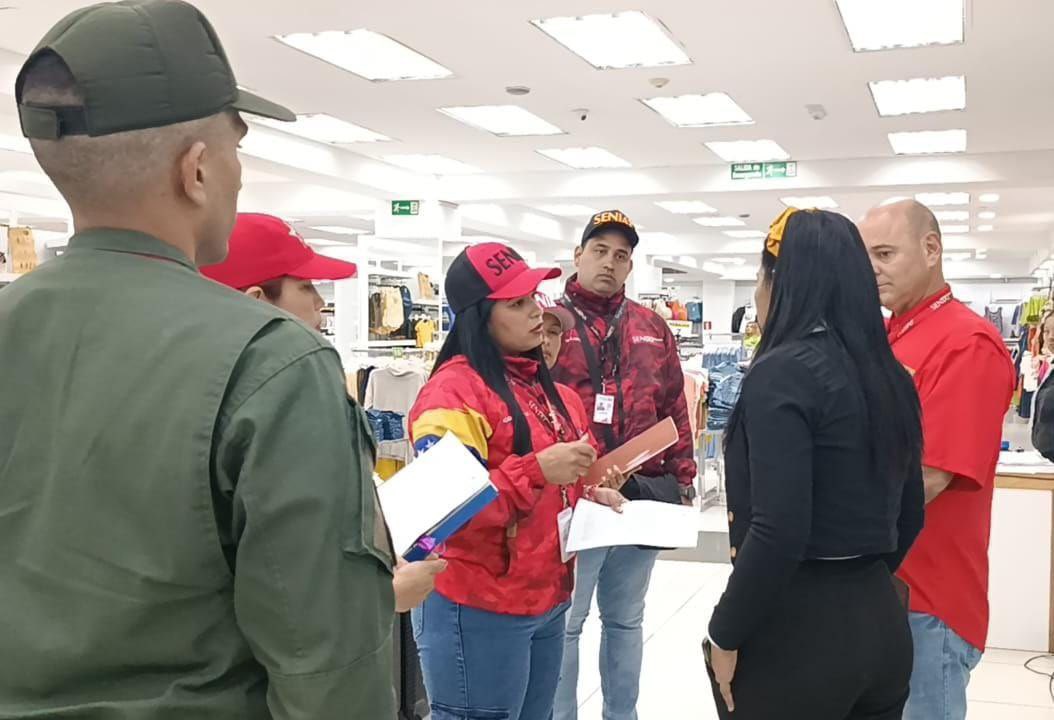 ResguardoNac's tweet photo. 🗣️ EsNoticia || Hoy #8Ago, efectivos de la Región Capital cumplen funciones de apoyo y auxilio a Servidores Públicos del Área de Fiscalización, en operativo de control de ingreso en el C.C La Cascada del estado Miranda. https://t.co/sx95iLRnIB