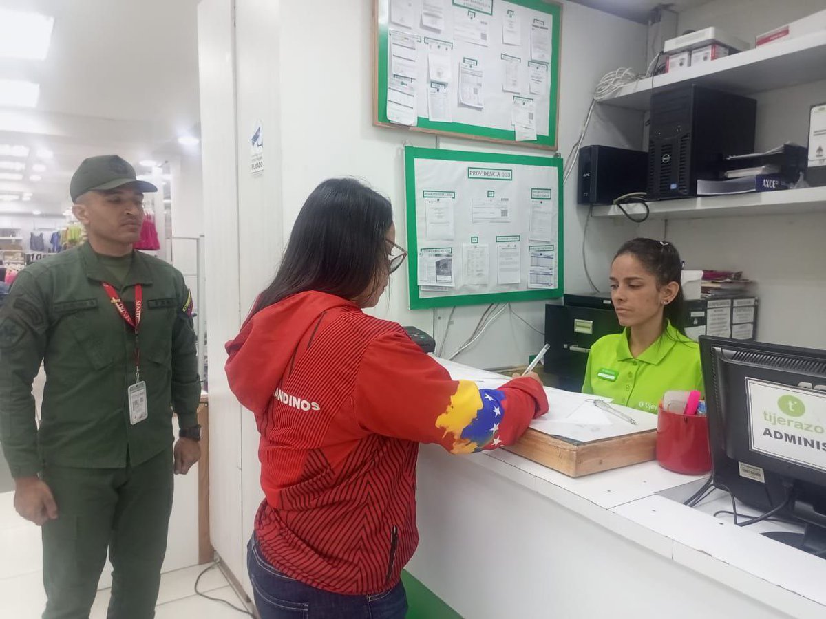ResguardoNac's tweet photo. 🗣️ EsNoticia || Hoy #8Ago, efectivos de la Región Capital cumplen funciones de apoyo y auxilio a Servidores Públicos del Área de Fiscalización, en operativo de control de ingreso en el C.C La Cascada del estado Miranda. https://t.co/sx95iLRnIB