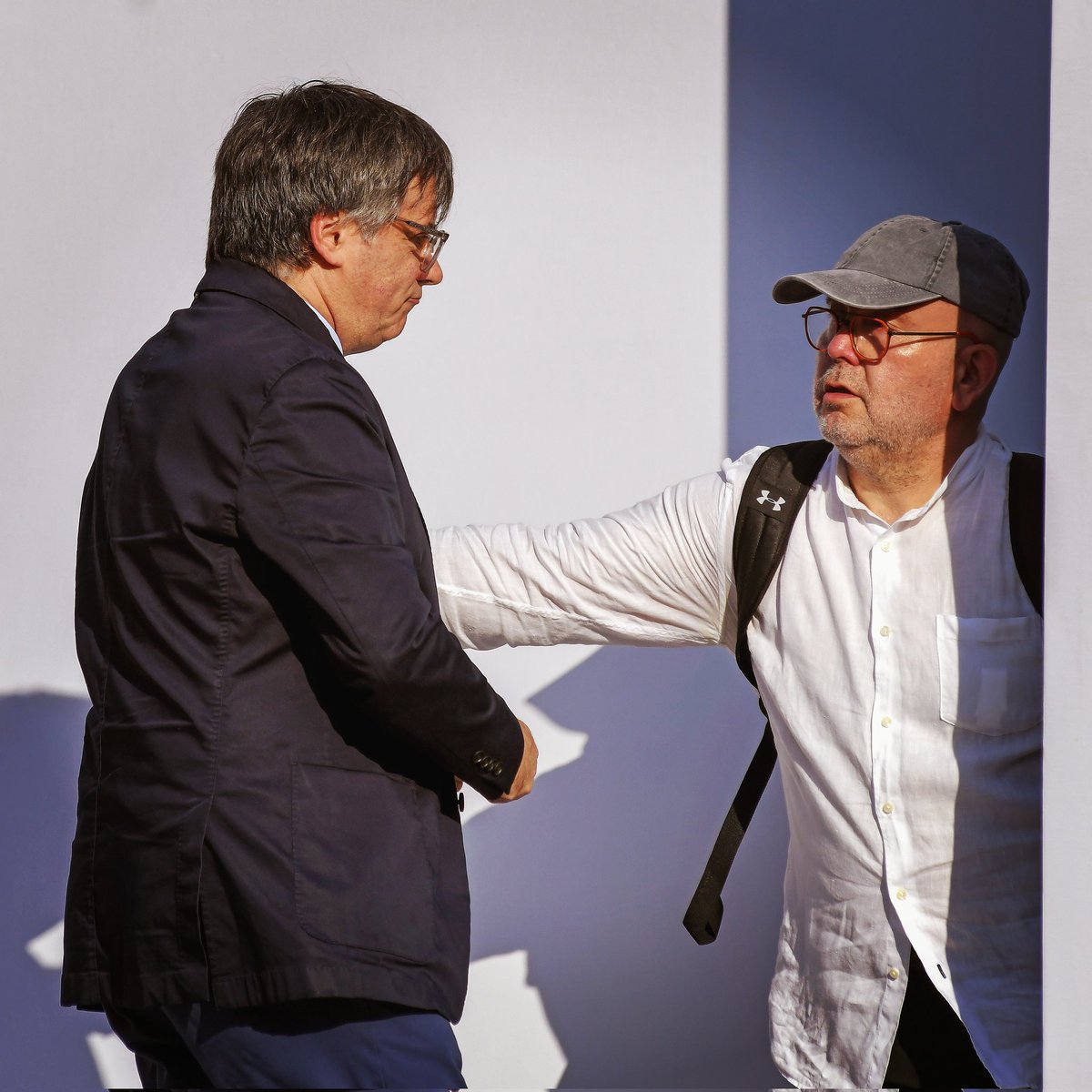 Carles Puigdemont comienza la huida junto a su abogado luego del acto realizado en el Arco del Triunfo #Puigdemont #PuigdemontRegresa #PuigdemontPresident #Independent #politics #Junts