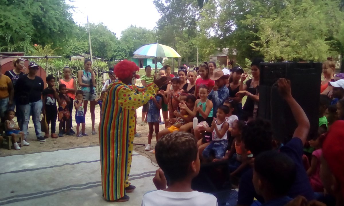 Seguimos en #ModoVerano2024 con presentaciones para los más pequeños por el grupo teatral "Mascarada" en El Rincón, Pueblo Nuevo, #Contramaestre #SantiagoDeCuba 
#DeportesContramaestre