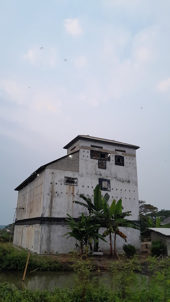 andy_waluya's tweet photo. perjalanan hari ini cukup seru~
melewati beberapa rumah burung walet, makam para raja banten, dan beberapa peninggalan kesultanan banten dgn gaya aristektur (akulturasi) dari jawa, cina, dan eropa. bismillah lanjut besok menyusuri pantai barat jawa. https://t.co/jMKjgWvOr1