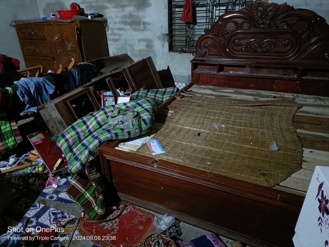 BDAgniveer's tweet photo. Hindu houses and areas were attacked and vandalized on 5th August in Satkhira, Bangladesh.
#SaveBangladeshiHindus 
#AllEyesOnBangladeshiHindus https://t.co/Tixd363SR4