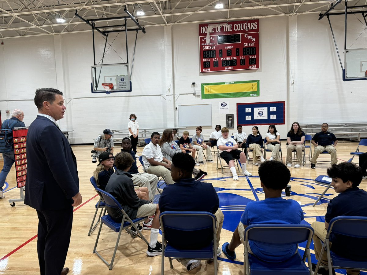 CarolynCal_'s tweet photo. Visiting schools to say hi to @JCPSKY students and staff is always a great way to spend #JCPSFirstDay24 #WeAreJCPS https://t.co/MP7UGt9DLA