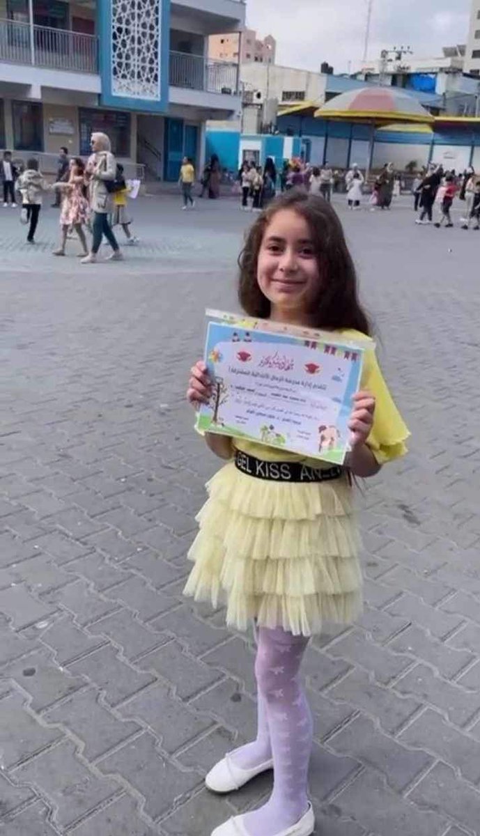 deema_dana1's tweet photo. Please continue support us , we have only 2 donations since yesterday , This is a
picture of my little sister in our old school ,
We need your help to complete our education and have future like other children ، please Give us a hope 💔💔💔 
https://t.co/1CVYz49wT1 https://t.co/eN5cOS2YCD