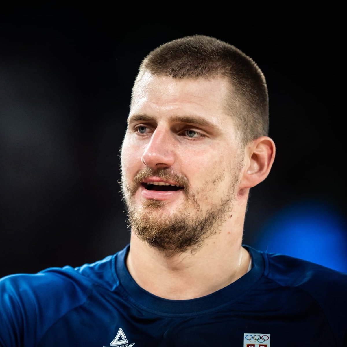 Nikola Jokic antes da partida de hoje:

"Fiquei sabendo que o Kevin Durant desmereceu o Brasil nas quartas.

Sou contra isso. Temos que respeitar nossos adversários. Eles roubam de outras nações, promovem guerras e estimulam golpes de estado.

Mais respeito com o resto do mundo."
