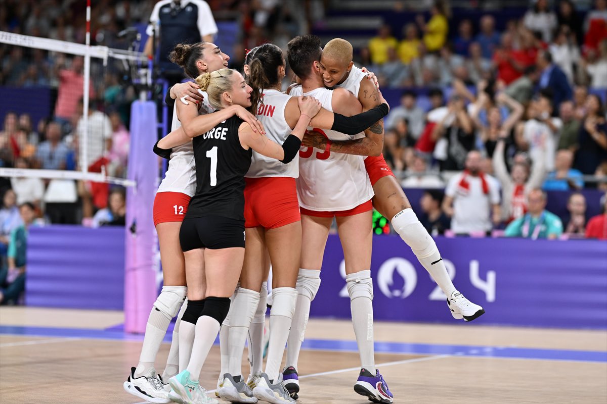 İyi ki varsınız kızlar. Nefes aldırıyorsunuz, umut veriyorsunuz, mini mini kızlara rol model oluyorsunuz. Hepinizle ayrı ayrı gurur duyuyorum. Bu ülkenin başına gelmiş en güzel şeylerden birisiniz ❤️❤️