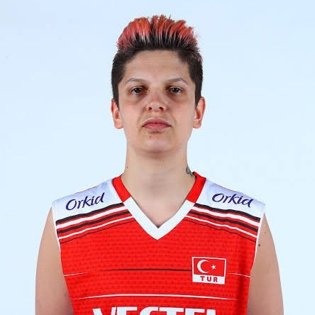 Ebrar Karakurt Sosyal Medya ile İlgileneceğine Maça Odaklansaydı! 

Olimpiyatlardan elenme nedenimiz olan Ebrar Karakurtun Yaşam Biçimininde Aynı Zamanda Milli ve Manevi Değerlerimize Saldırı olmasından dolayı Milli Voleybol Takımından Atılmasını İstiyorum. 

Aynı Zamanda Sınır