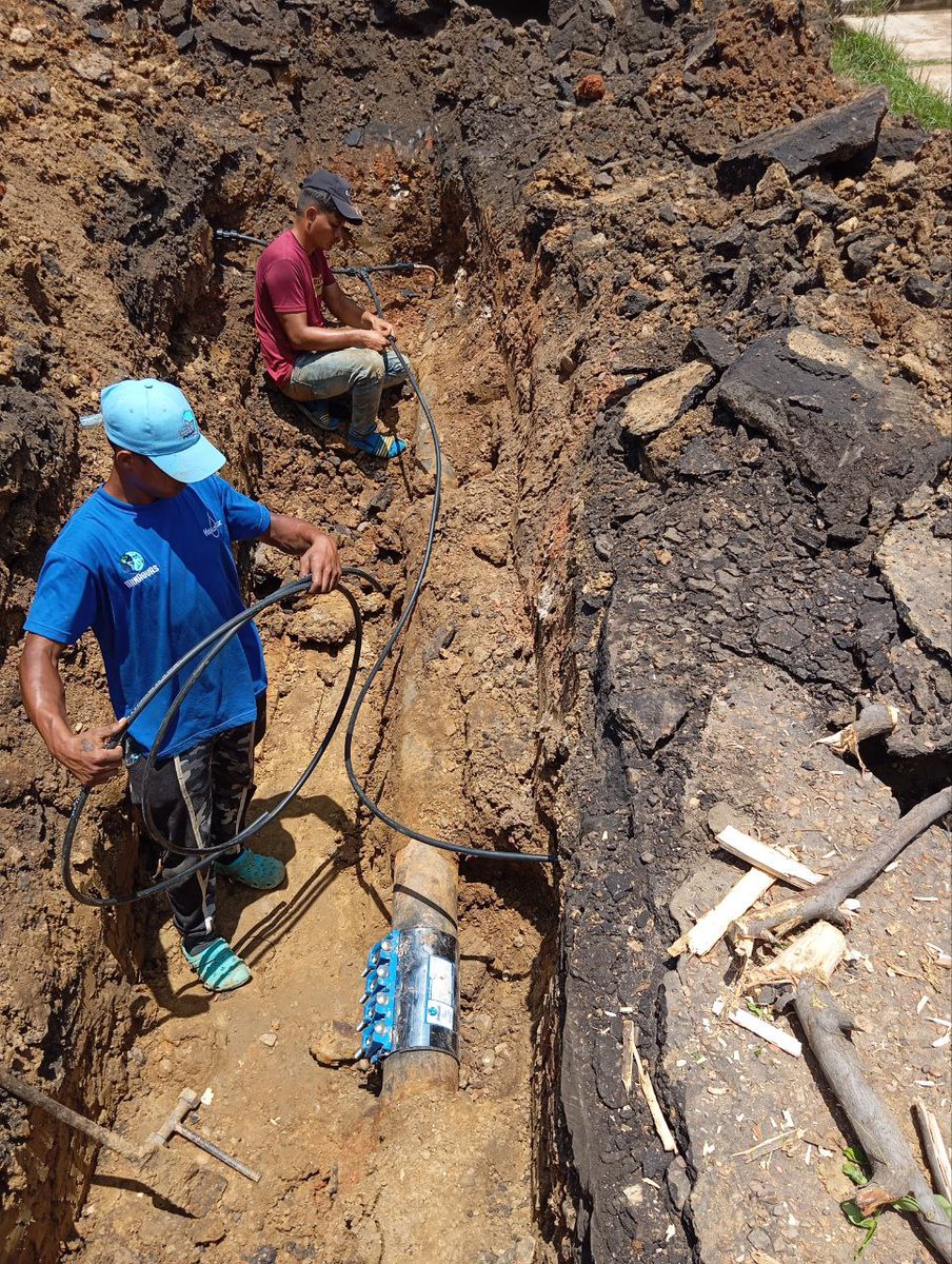 💦 Hidropáez reparó avería de agua potable, mediante la instalación de abrazadera tipo faja de 6 pulgadas, en la calle Retumbó Sur, entre 5 de julio y Atascosa, sector Atascosa, para beneficiar a más de 20 familias de Valle de la Pascua, mcpio. Leonardo Infante.