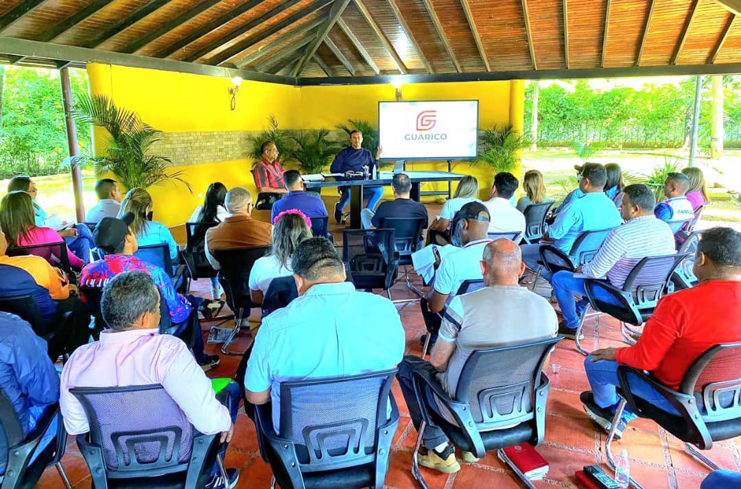Vaya mi admirado abrazo al Gabinete de Gobierno Ampliado del corazón de Venezuela, gente que trabaja todos los días por el bienestar del pueblo guariqueño. Siempre adelante junto al Pdte. <a href="/NicolasMaduro/">Nicolás Maduro</a> y el Gob. <a href="/JoseMVasquez/">José Vásquez</a> con la Agenda Concreta de Acción, mi gente. ¡Vamos!