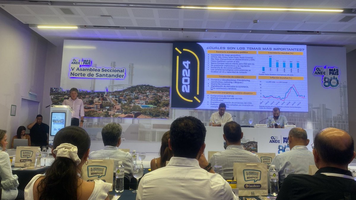 ZFSantander's tweet photo. #Ahora📍| #ZFSantander Usuario Operador de la Zona Franca de Cúcuta participa en la V Asamblea Seccional de Norte de Santander. @BruceMacMaster comparte análisis económico del país, como punto de partida para seguir generando industrias más sostenibles en el territorio. 🌎 https://t.co/TL673bBzYg