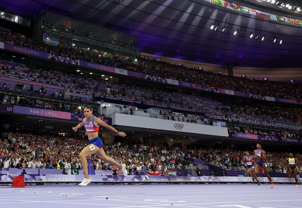 WorldAthletics's tweet photo. Ladies and gentlemen, HER.

50.37 400m hurdles world record - @GoSydGo.

#ParisOlympics2024 #Olympics https://t.co/rYkaNW7o7c