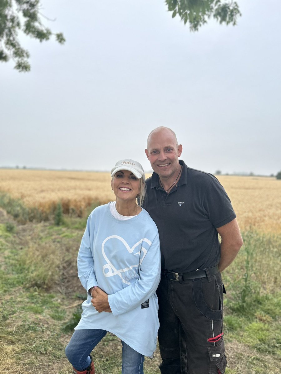 BeckyWant's tweet photo. Down on this amazing farm in Lincolnshire #Farm24 Listen out from 10pm on your #BBCLocalRadio #Bulls #MuckSpreading 😊 https://t.co/U0kL2iBNs3