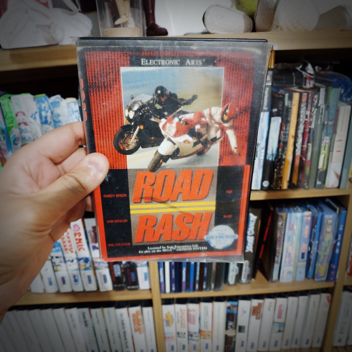 MFarras27's tweet photo. El primer #RoadRash exclusivo y  lanzando en la #SegaGenesis. Desarrollado por #ElectronicArts Un juego de carreras, donde pegabas a tus adversarios. Lamentablemente las versiones en 3D no fueron lo mismo. Existe el #RoadRedemption que sería un sucesor espiritual. ¿Lo jugaron? 😎 https://t.co/E068Ym56wW