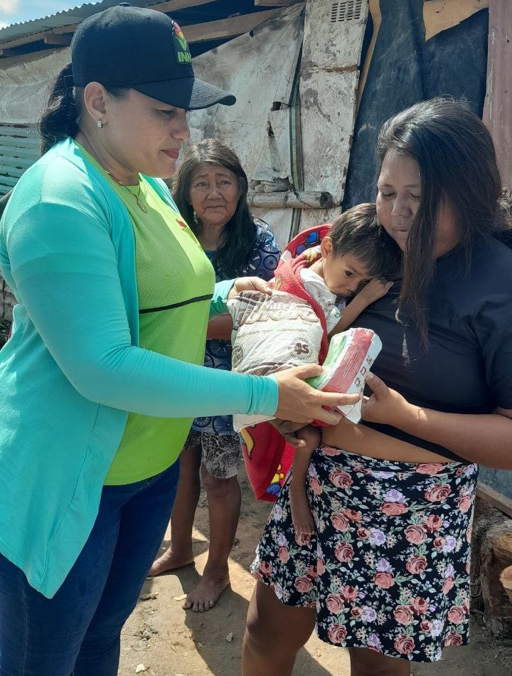 FUNDEIAPUREVE's tweet image. En Indio Alegre-Elorza el equipo del INN e Insalud realizaron una importante charla sobre la lactancia materna y se realizo entrega de vitaminas, complemento alimenticio y fororo. 
Beneficiando así un total de 22 hermanos indígenas que allí residen.
#PuebloSonrienteYEnPaz 🇻🇪