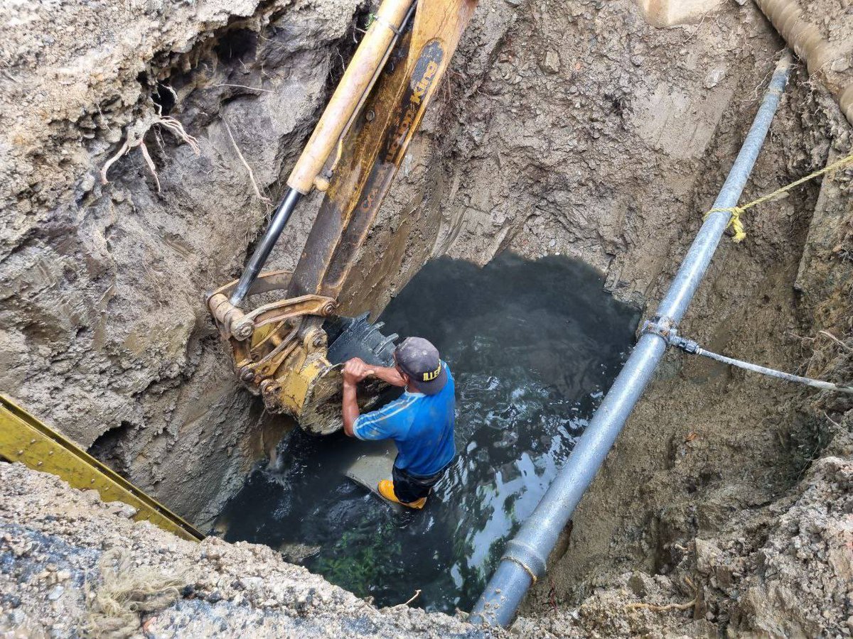 ¡En Los Guayos NADA nos detiene! 🙌🏽👷🏽‍♀️

Estamos avanzando con instalación de tuberías de concreto de 21' para la reconstrucción del colector principal de aguas servidas en la 📍Vereda 16 del Sector 1 Norte de Las Agüitas. 

¡Los Guayos ES FUTURO!  🩷💙