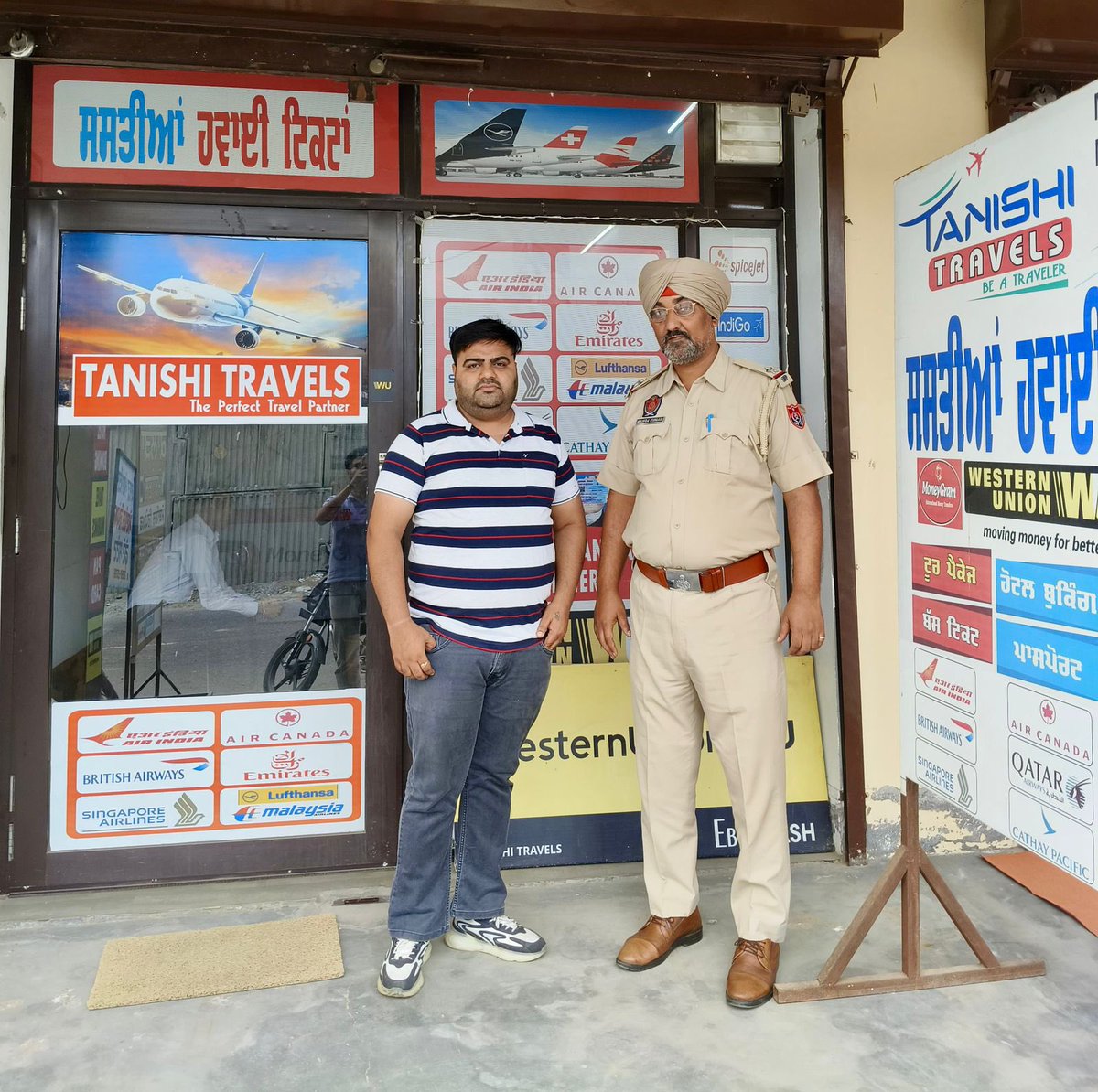 SBSNagarPolice's tweet photo. SBS Nagar Police reviewed the security arrangements at Banks, Money Exchangers etc and passed necessary directions to the concerned.
#YourSafetyOurPriority #SafePunjab #SecurityChecked https://t.co/7Z7WSxEqdP