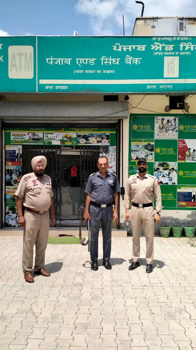 SBSNagarPolice's tweet photo. SBS Nagar Police reviewed the security arrangements at Banks, Money Exchangers etc and passed necessary directions to the concerned.
#YourSafetyOurPriority #SafePunjab #SecurityChecked https://t.co/7Z7WSxEqdP