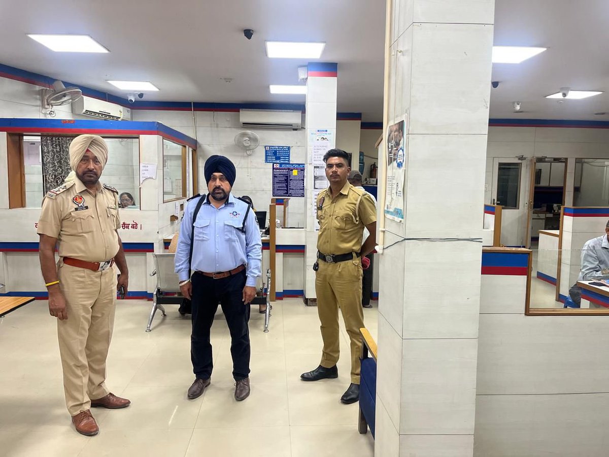 SBSNagarPolice's tweet photo. SBS Nagar Police reviewed the security arrangements at Banks, Money Exchangers etc and passed necessary directions to the concerned.
#YourSafetyOurPriority #SafePunjab #SecurityChecked https://t.co/7Z7WSxEqdP
