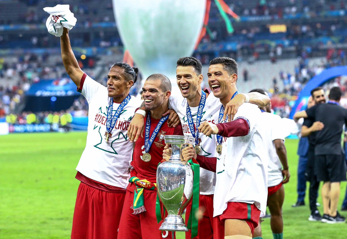 ActuFoot_'s tweet photo. Après 878 matches professionnels et 34 trophées remportés, la légende Pepe tire sa révérence. 👋🥺🇵🇹 https://t.co/hU0IVfOJ1W