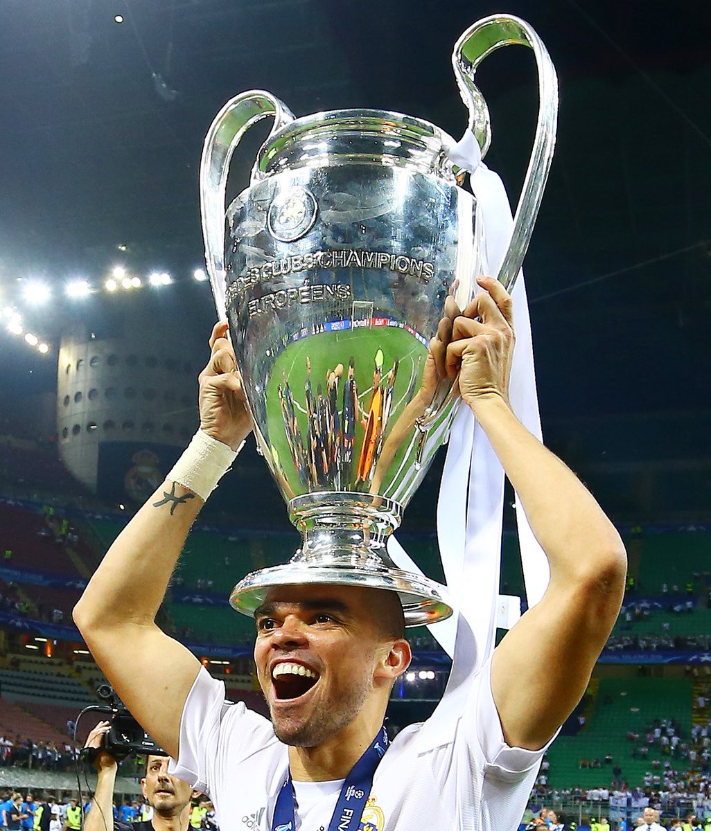 ActuFoot_'s tweet photo. Après 878 matches professionnels et 34 trophées remportés, la légende Pepe tire sa révérence. 👋🥺🇵🇹 https://t.co/hU0IVfOJ1W