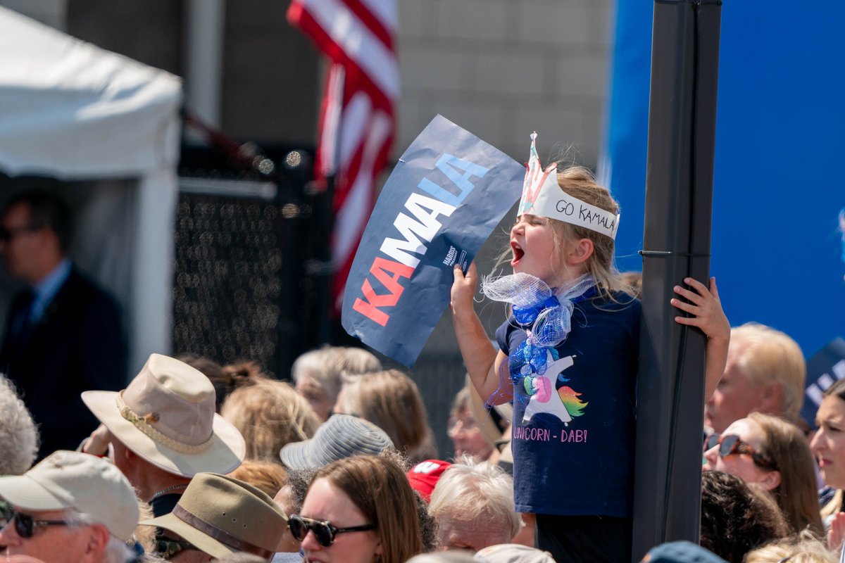 KamalaHarris's tweet photo. This campaign is not just about us versus Donald Trump.
Our campaign is about fighting for the future. https://t.co/nPBq8Cn2cy