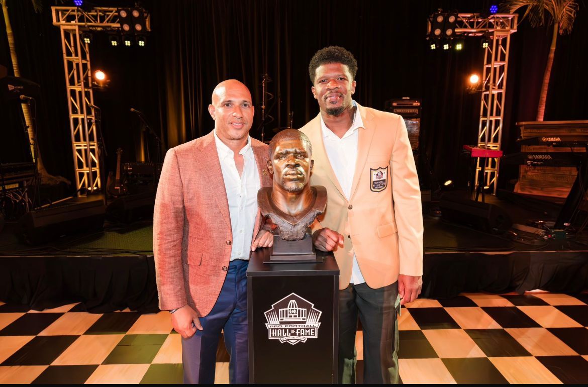 SMCS1852's tweet photo. Joe Vernon '98 with inductee, Andre Johnson of the Houston Texans at the 2024 Pro Football Hall of Fame induction ceremony. Vernon is currently a member of the Houston Texans executive leadership team.
#smcsalumni https://t.co/7g9yj5TkX4