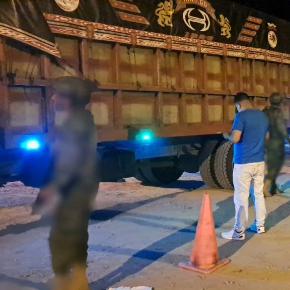 gobermorona_s's tweet photo. 🚨Operativo CAMEX en la Parroquia #Macuma
#JefaturaPolítica, Ejército Ecuatoriano y Policia Nacional Ecuador desarrollan constantes controles de armas y explosivos como también antidelincuencial en el eje vial central de esta parroquia, un promedio de 120 vehículos. https://t.co/r83tyrQlis