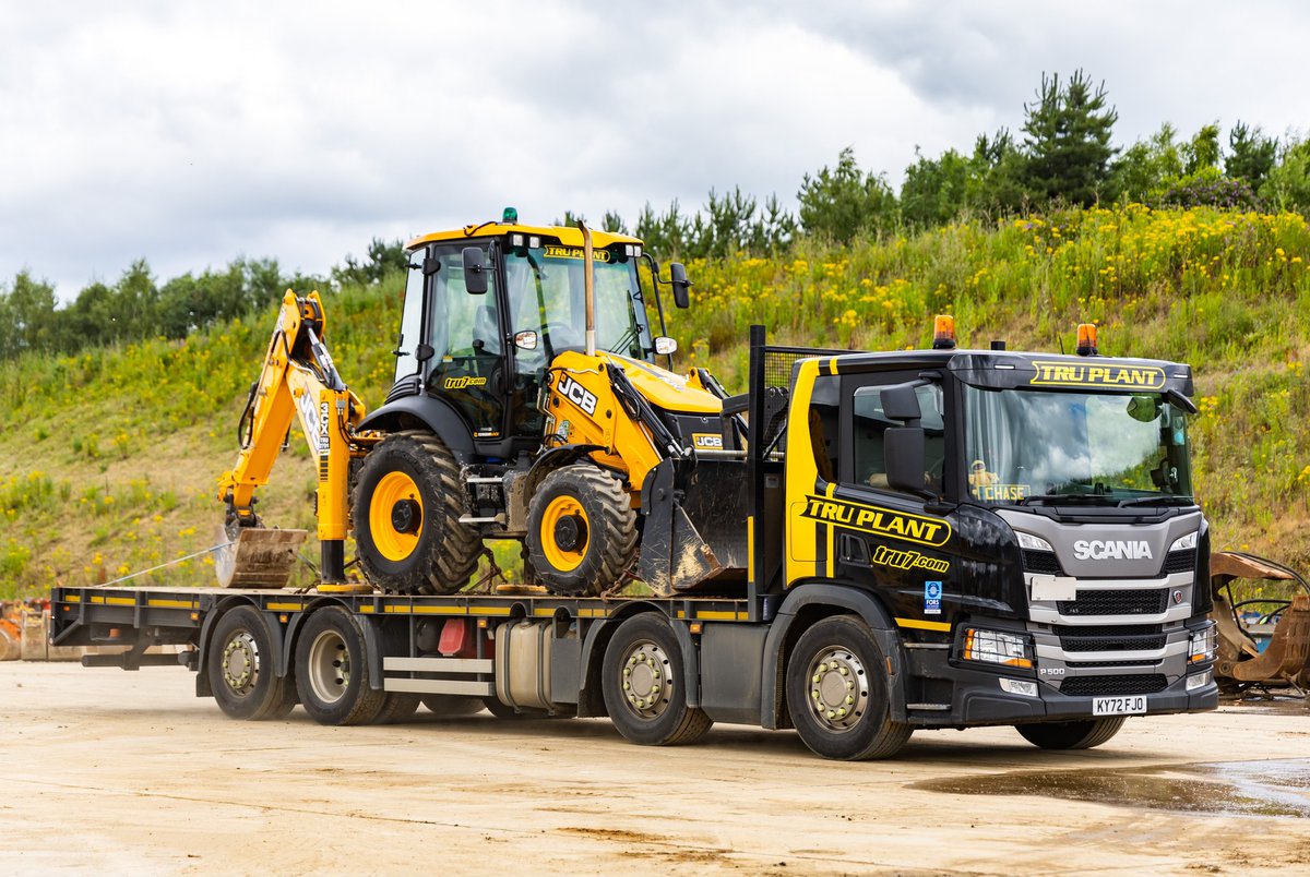 TruckEast's tweet photo. Looking for a vehicle to do heavy lifting without a trailer, why not consider a Scania Flatbed alternative?
This impressive Scania 500 P, has a 13-litre six-cylinder engine, and can pull a gross weight of 32 tonnes 💪
#TruckEast #Scania #ScaniaUK #ScaniaPower #Musclemachine https://t.co/TAtvgW8S6x