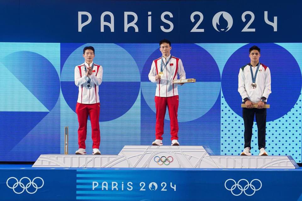noticieristas's tweet photo. ¡Un histórico a sus 20 años!🥉 Osmar Olvera recibe su medalla de bronce en el Centro Acuático de la capital francesa para convertirse en doble medallista olímpico en París 2024; desde 1984, un mexicano no ganaba dos medallas en una misma edición de Juegos Olímpicos. 🇫🇷🇲🇽 https://t.co/QSFBqqlOuk