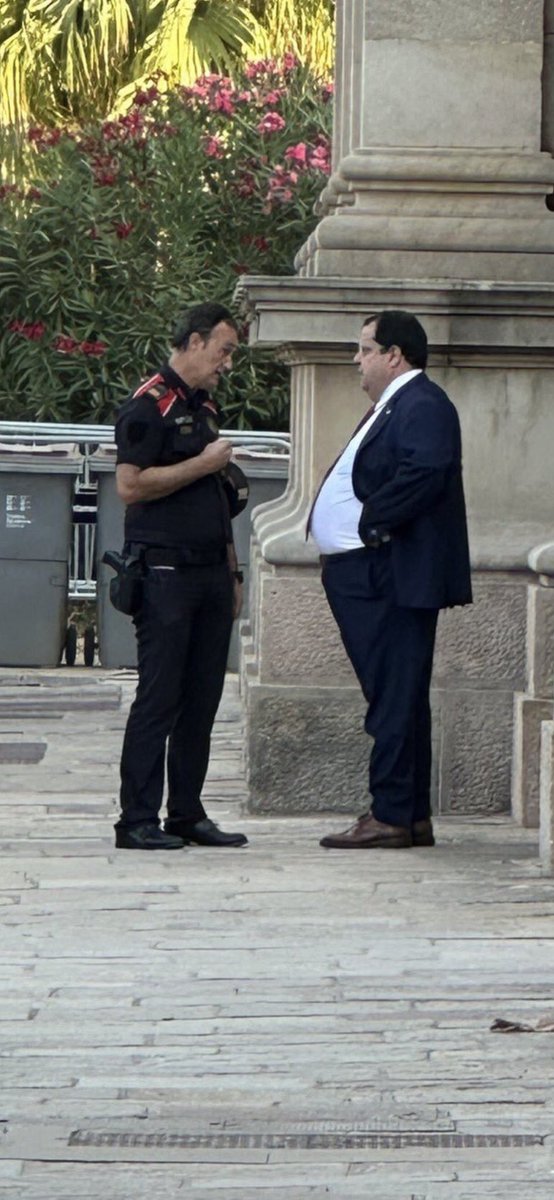 Algú ha mirat si el president és dins la panxa del Conseller, com va fer en el seu moment Patufet amb el bou?