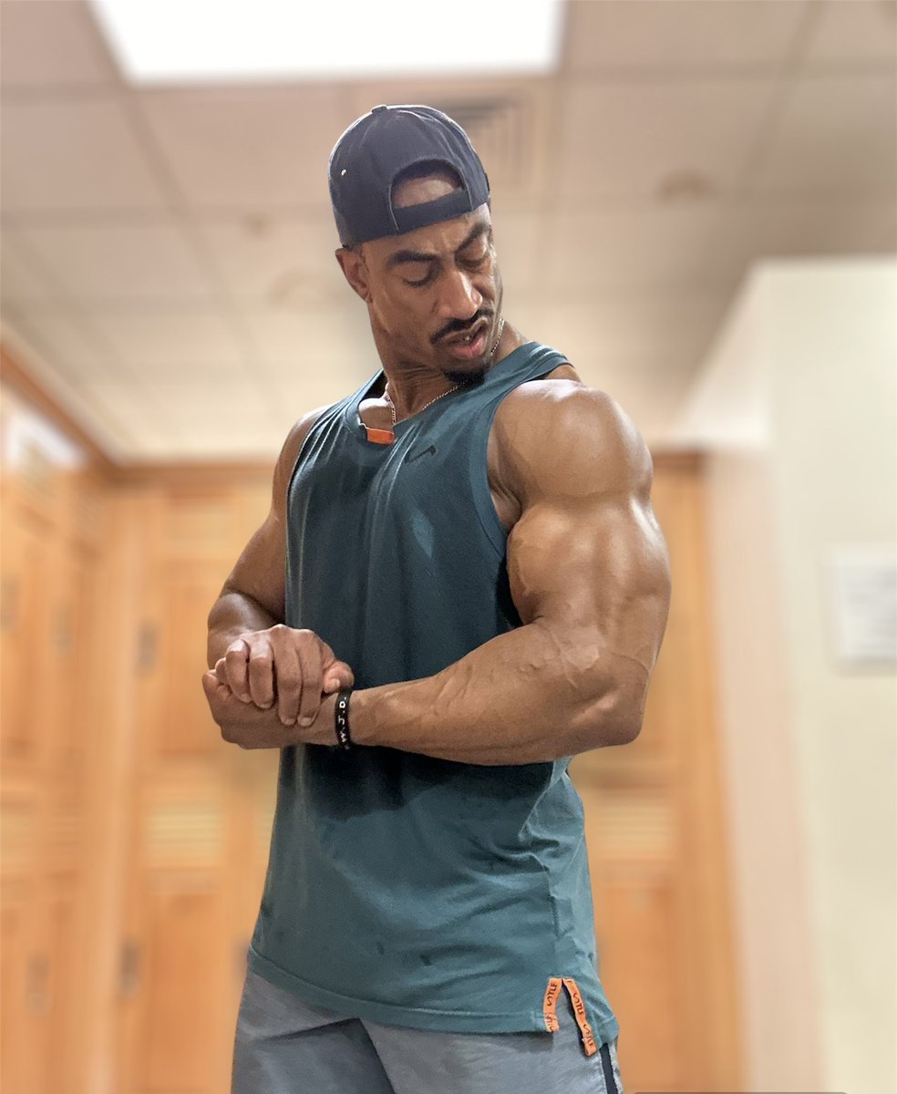 ItsGetRight's tweet photo. Me vs. Me…it’s my only inspiration to keep grindin! #MirrorMotivation https://t.co/zPhmO1KHLT