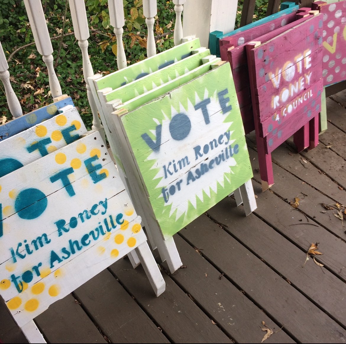 KimRoneyAVL's tweet image. I love seeing our repurposed &amp;amp; repurposable signs serving a next purpose! I’ll be back to enjoy more convo in Kenilworth and bring a painted rock to add to Bubba the snake. Want a #KimRoneyforAsheville #yardsign b4 the election Nov 5th? Link here for info: kimroney4asheville.com/contact/