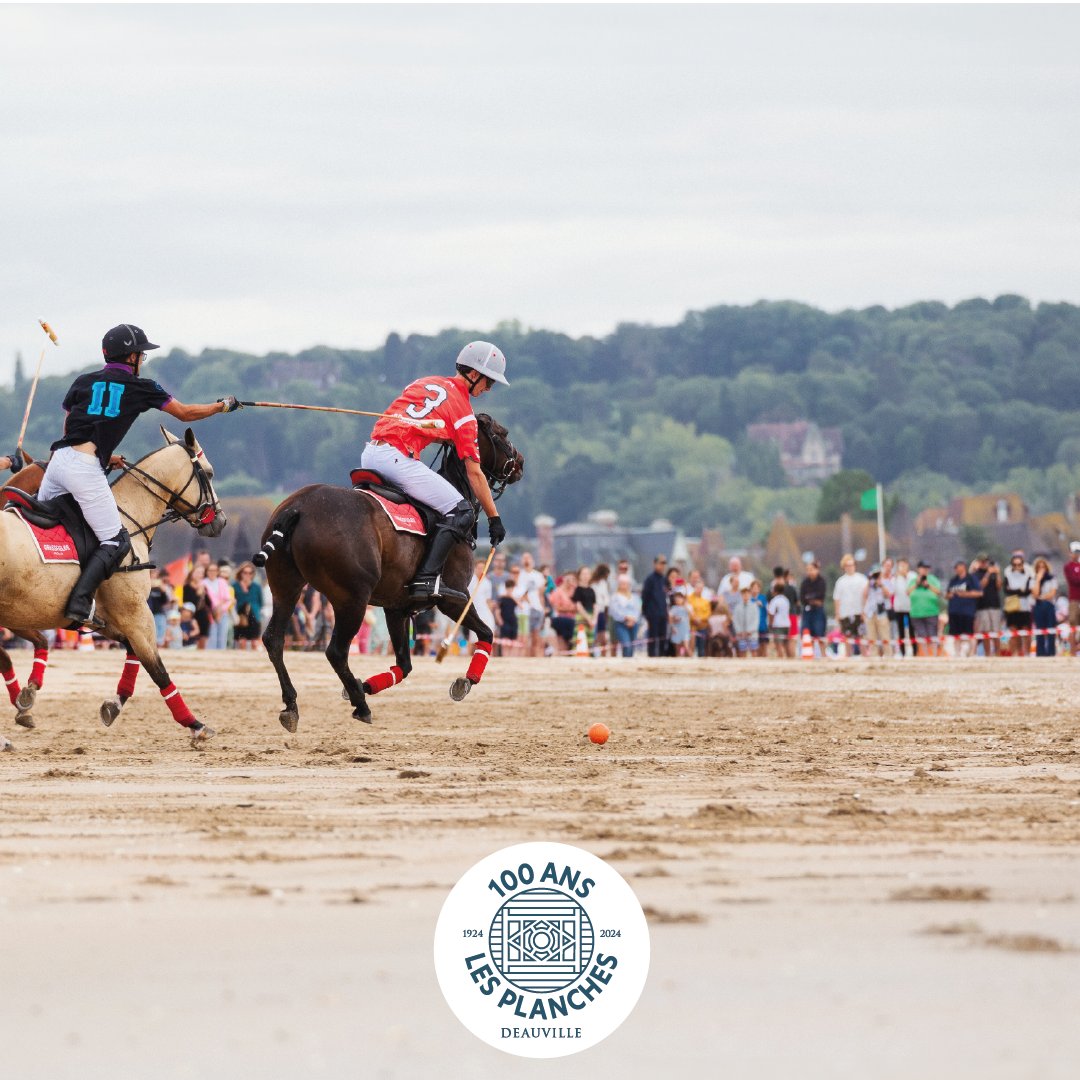 DeauvilleFr's tweet image. Hier, habitants, vacanciers, grands et petits se sont amassés sur la plage de Deauville pour faire connaissance avec un sport pas comme les autres : le Beach polo.
Une jolie rencontre organisée pour la célébration du centenaire des Planches ! 

#Deauville #inDeauville #centenaire