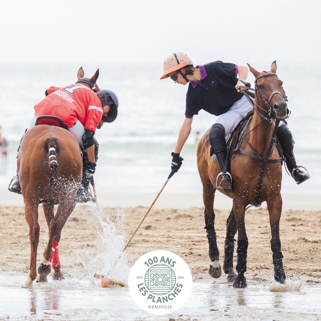 DeauvilleFr's tweet image. Hier, habitants, vacanciers, grands et petits se sont amassés sur la plage de Deauville pour faire connaissance avec un sport pas comme les autres : le Beach polo.
Une jolie rencontre organisée pour la célébration du centenaire des Planches ! 

#Deauville #inDeauville #centenaire