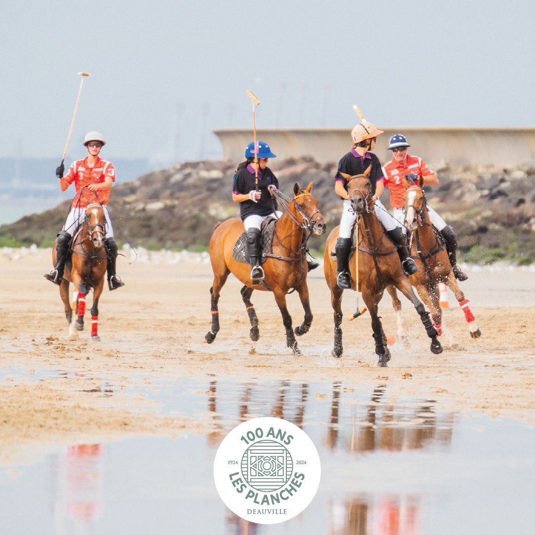DeauvilleFr's tweet image. Hier, habitants, vacanciers, grands et petits se sont amassés sur la plage de Deauville pour faire connaissance avec un sport pas comme les autres : le Beach polo.
Une jolie rencontre organisée pour la célébration du centenaire des Planches ! 

#Deauville #inDeauville #centenaire