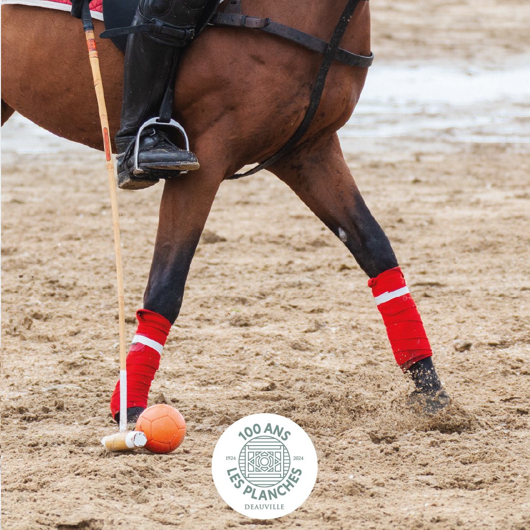 DeauvilleFr's tweet image. Hier, habitants, vacanciers, grands et petits se sont amassés sur la plage de Deauville pour faire connaissance avec un sport pas comme les autres : le Beach polo.
Une jolie rencontre organisée pour la célébration du centenaire des Planches ! 

#Deauville #inDeauville #centenaire