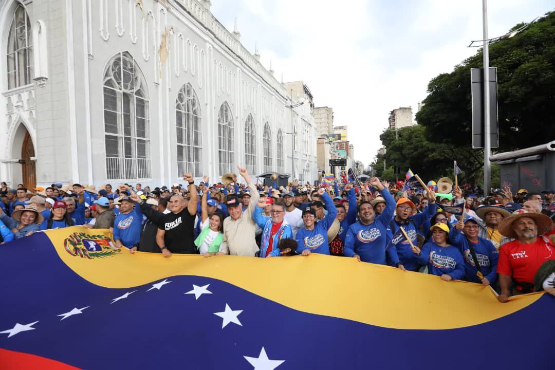 apure_minppau's tweet photo. Con alegría y compromiso revolucionario, el Movimiento Agrourbano se movilizó, junto a agricultores, productores, campesinos y pescadores,por la Paz y en defensa de la victoria del presidente @NicolasMaduro,desde la avenida México hasta el Palacio de Miraflores.

@jhoagaby https://t.co/KUcKYbqVlb