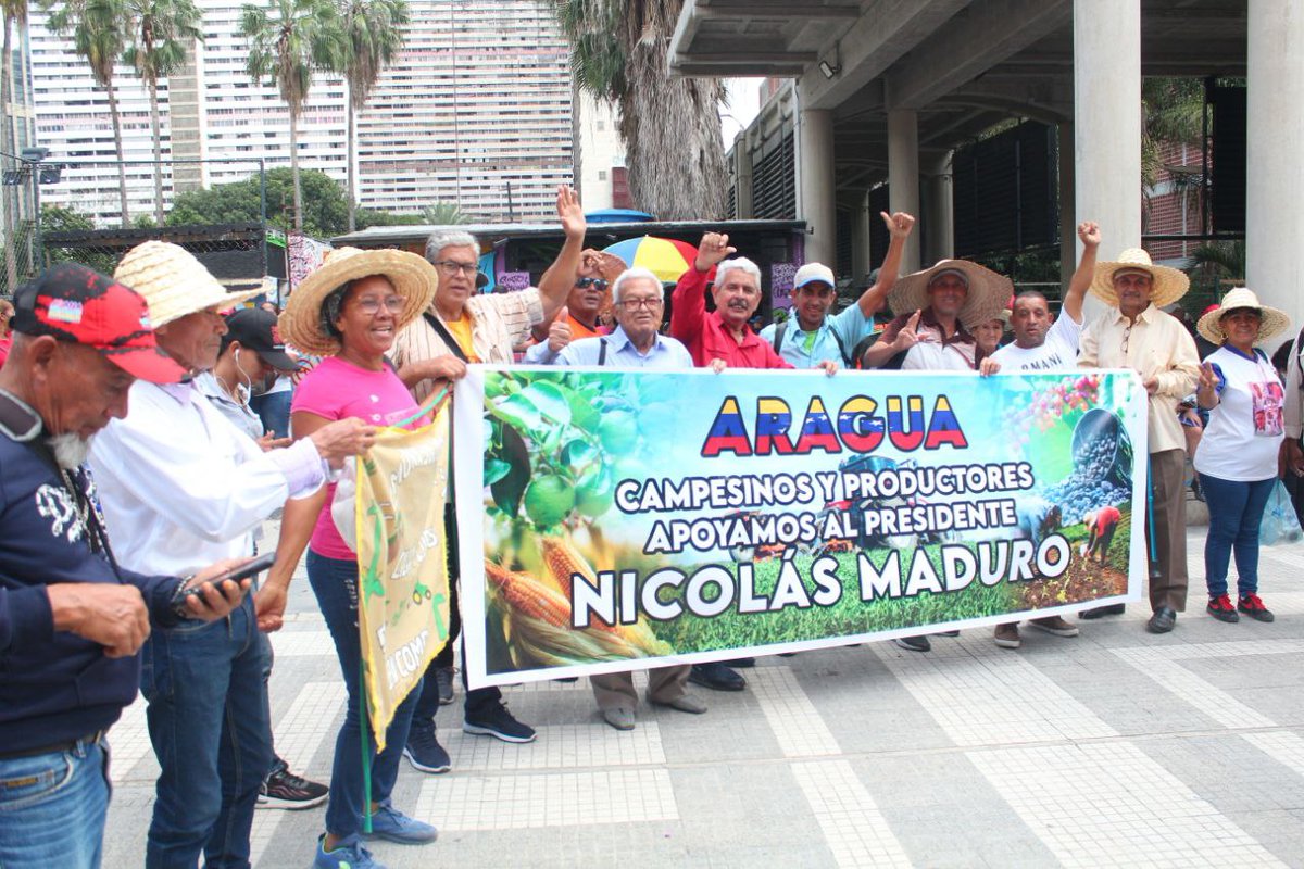 apure_minppau's tweet photo. Con alegría y compromiso revolucionario, el Movimiento Agrourbano se movilizó, junto a agricultores, productores, campesinos y pescadores,por la Paz y en defensa de la victoria del presidente @NicolasMaduro,desde la avenida México hasta el Palacio de Miraflores.

@jhoagaby https://t.co/KUcKYbqVlb