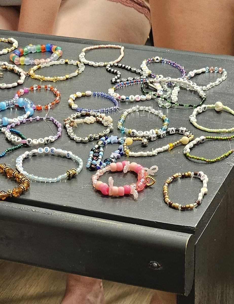 _heyyjud's tweet photo. Anoche intercambiamos pulseras los del hostal porque todos íbamos a ir al concierto 😭😭 https://t.co/KJMi0ZhWcz
