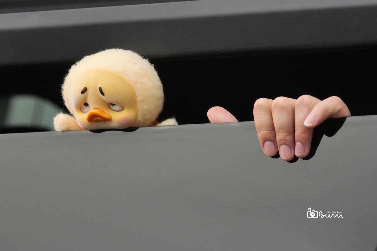 Nm09070's tweet photo. ชอบภาพนี้จัง ตัวแทนพี้ๆแฟนคลับของดล ดลเค้าพาพี่ๆไปด้วยทุกที่เลยยยยย 💛 

แล้วที่ละสายตาไปได้อีกอย่างนึงคือนิ้วมือเล็บมือของเค้า ไม่เห็นหน้าตาแต่มองก็รู้เลยว่าเป็นคนหล่อสะอาดสุขุมเป็นคนมีมารยาทเป็นเด็กน้อยที่มีความดื้อๆซนๆนิด รวมๆคือแฟนเลยยยย 😂🥰 

#นุ๊กธนดล
#NookThanadon https://t.co/ubKIY4sxjO