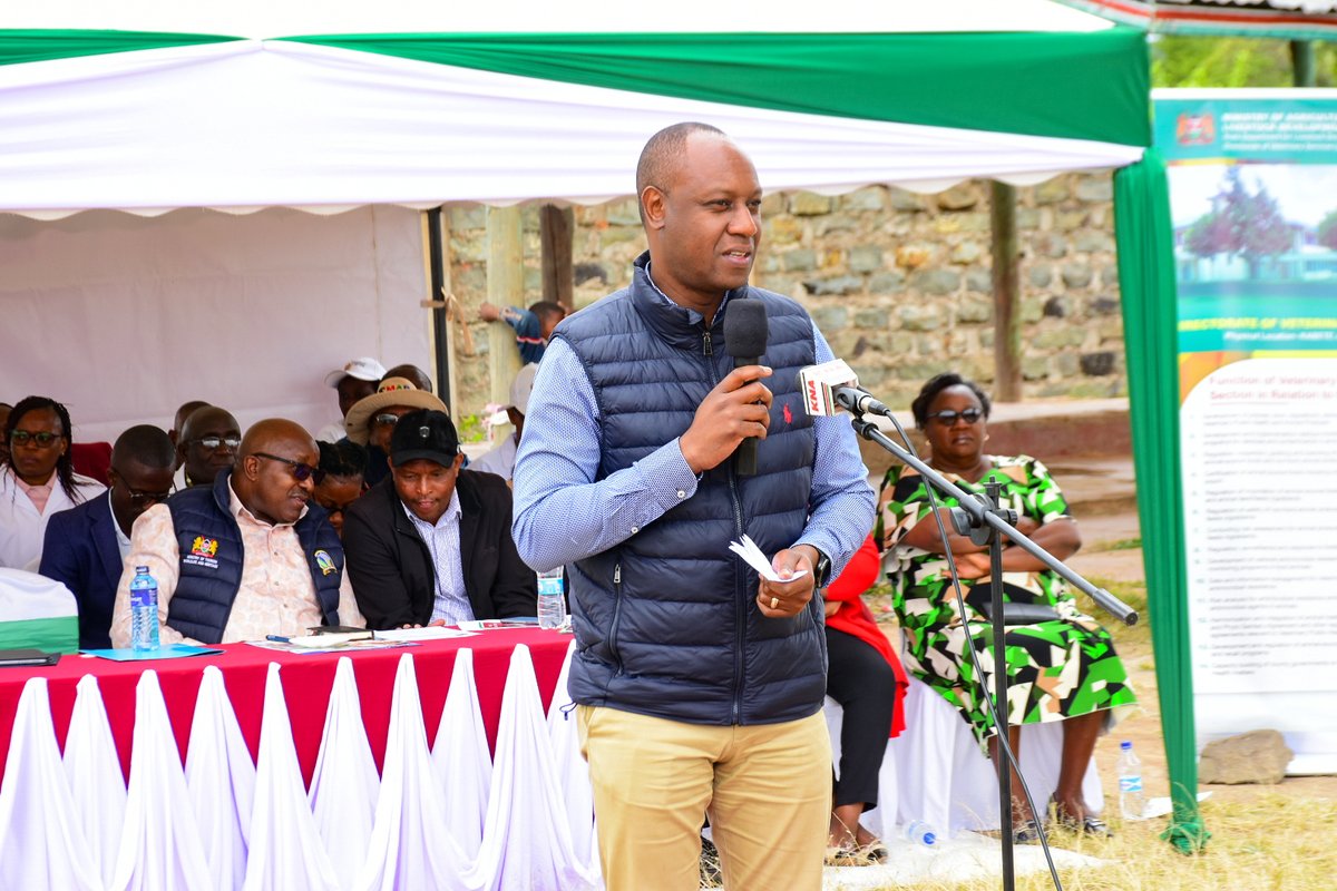Dir_vetservices's tweet photo. Ag.DVS Dr. Azegele emphasized on importance of safeguarding #AnimalHealth &amp; #AnimalWelfare; Urged livestock owners &amp; stakeholders to embrace #Vaccinations initiative &amp; collaboratively work towards strengthening Livestock sector to enhance Kenya’s economic prospects 
#EradicatePPR https://t.co/5I2gC8Pkw6