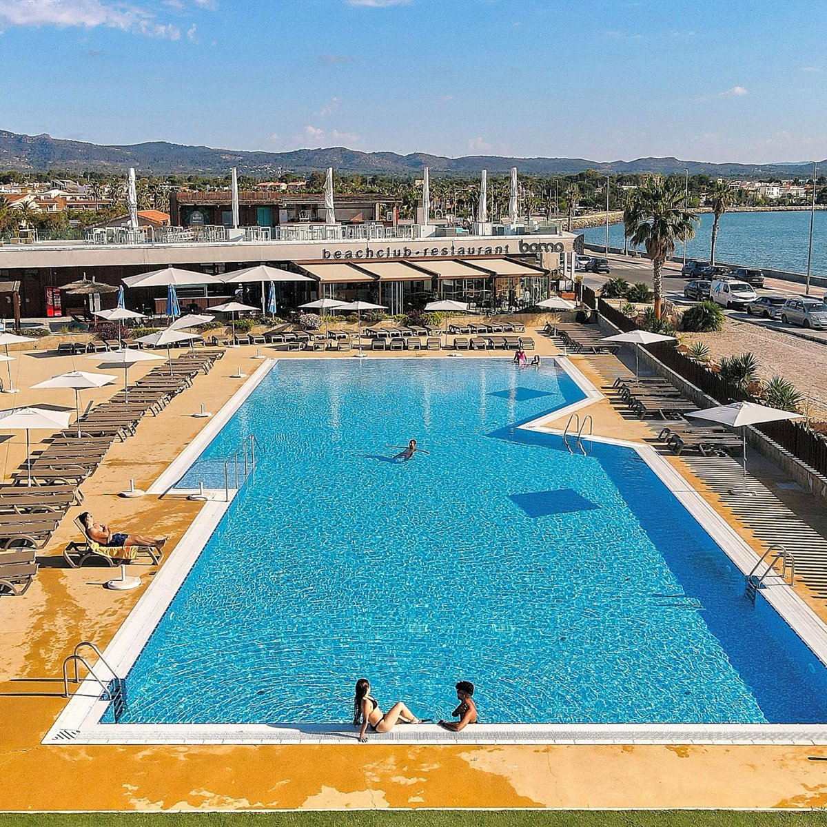 pitchup's tweet image. Time for some sun, sea and sangria! ☀️🌊🍹
In a charming fishing village on the Costa Dorada, this #campsite has breathtaking views of the #Catalonian coast and endless opportunities for exploring the Ebro Delta Nature Park pitchup.com/campsites/spai…