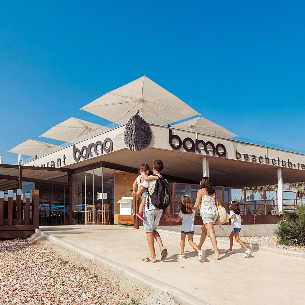 pitchup's tweet image. Time for some sun, sea and sangria! ☀️🌊🍹
In a charming fishing village on the Costa Dorada, this #campsite has breathtaking views of the #Catalonian coast and endless opportunities for exploring the Ebro Delta Nature Park pitchup.com/campsites/spai…