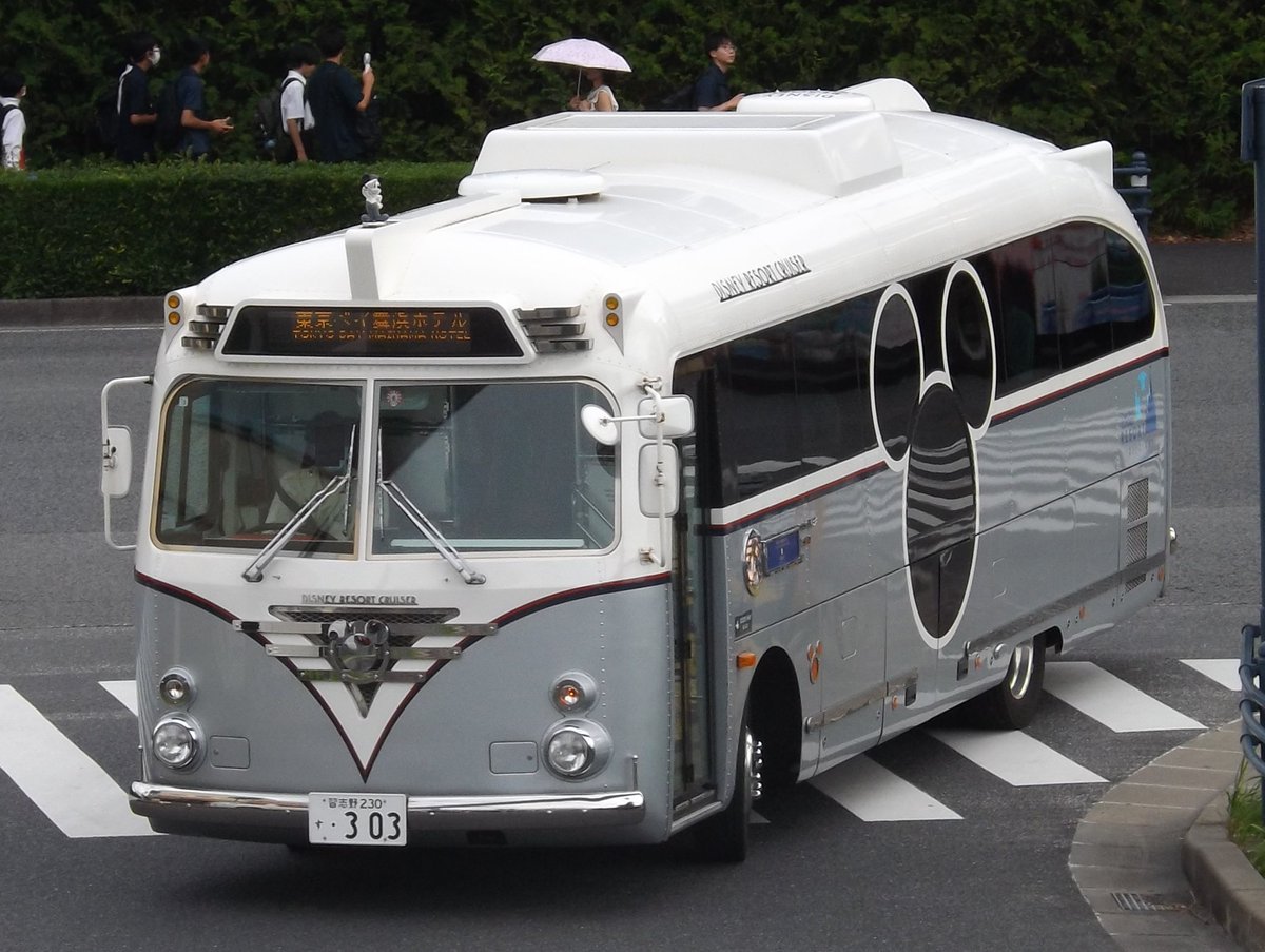 先日舞浜駅にて見かけたディズニーリゾートクルーザー。日野メルファを