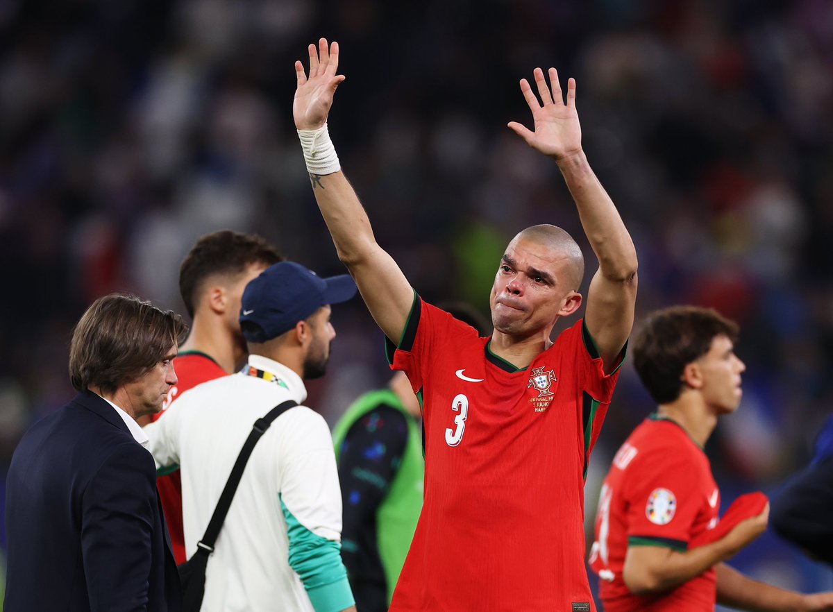 🚨🇵🇹 OFFICIAL: Pepe announces his retirement at 41 years old.

878 games, 34 trophies and one of the best defenders around for years…

Legend. 🍷✨
