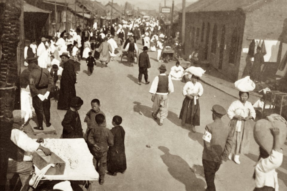 Fuheng_H's tweet photo. Pictures of Chientao, Manchoukuo 1935. The city was populated mostly by Senkei Manchurian (Manchurians of Koreanic descent). https://t.co/9Rig6ggySJ