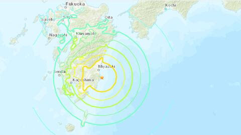 DimeQuePasoAqui's tweet photo. #ULTIMAHORA Fuerte sismo de magnitud 7.1 sacude la costa sur de Japón y emiten aviso de tsunami. Las autoridades de Japón continuan horas después evaluando la escala de los daños causados por el terremoto que ha dejado al menos dos heridos. #tsunami https://t.co/92drGYvhhl